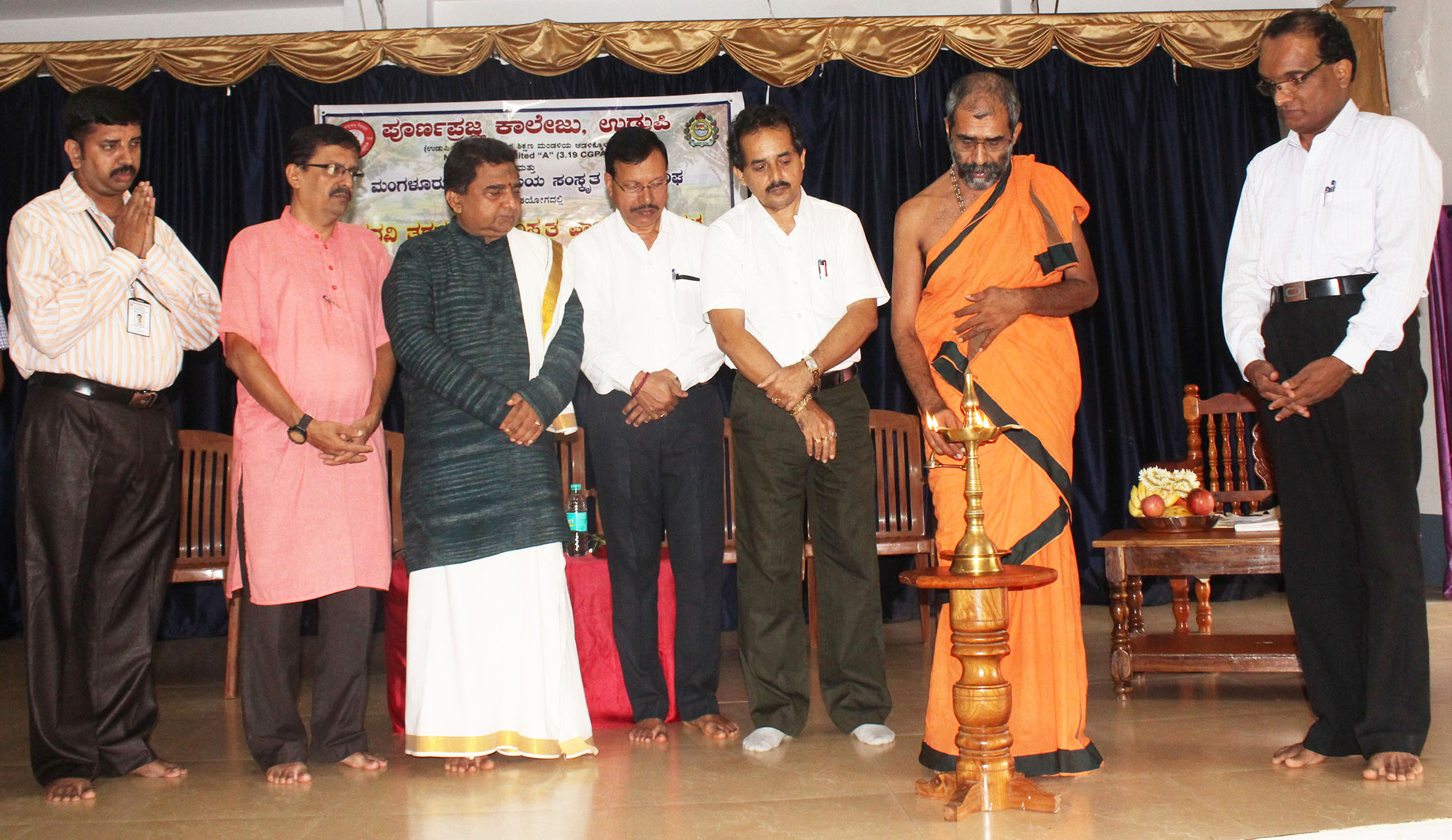 ಅಸಂಸ್ಕೃತರಿಂದ ಪಠ್ಯ ಪುಸ್ತಕ ರಚನೆ: ಅದಮಾರು ಶ್ರೀ ಟೀಕೆ